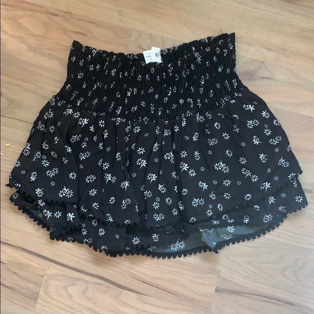 NWT blue life black floral skort L
